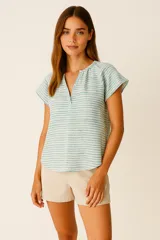 Blusa de lino y algodón a rayas horizontales en tonos celeste y blanco, con cuello en V y corte holgado.