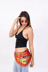 Top color beige con breteles finos y escote en V.