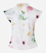 Blusa sin mangas de tela satinada color blanco, con cuello drapeado, lazo lateral y estampado de manchas en tonos rosados, amarillos y verdes.