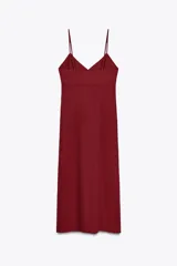 Vestido midi de lino color borgoña, con escote en pico, tirantes finos ajustables, botones frontales y abertura en el ruedo.