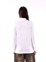 Polera de manga larga color beige, con cuello alto y ajuste suave al cuerpo.