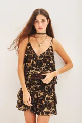 Top con estampado animal print, escote en V con volados y ajuste con elástico en la cintura. Confeccionado en viscosa georgette con forro de poliéster.