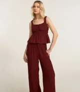Pantalón recto color borgoña, confeccionado en viscosa texturizada, con lazo en la cintura.