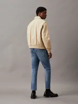 Pantalón de jean celeste de corte recto, con tiro alto y pierna holgada.