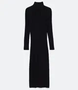 Vestido midi negro de tejido de punto acanalado, con cuello alto y mangas largas.