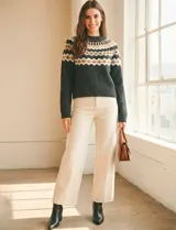 Buzo de punto marca Pinch con diseño nórdico geométrico en la parte superior. Presenta cuello redondo, mangas largas y un tono gris oscuro predominante con detalles en beige y blanco.