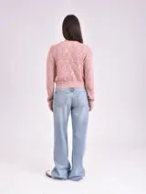Sweater de punto calado color crudo, de corte holgado y mangas largas.