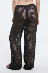 Pantalón de crochet color blanco, de tiro alto y corte acampanado.