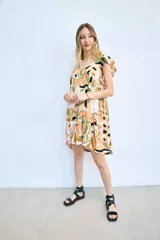 Vestido corto con estampado abstracto en tonos beige, naranja, verde y negro.