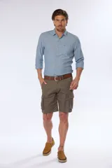 Bermuda cargo color caqui confeccionada en 98% algodón y 2% spandex.