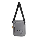 Bolso cruzado Caterpillar modelo Shoulder Bag, color gris medio, con correa ajustable negra y compartimento principal con cierre vertical. Presenta el logo CAT en la parte inferior frontal y una etiqueta amarilla con el nombre CATERPILLAR en el lateral.