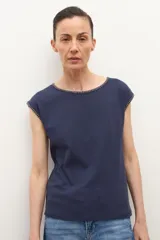 Remera de manga corta color azul marino con cuello redondo y bordado de pespunte en contraste color beige alrededor del cuello y los bordes de las mangas.