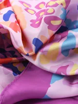 Pañuelo cuadrado de seda con estampado floral multicolor y borde liso fucsia.