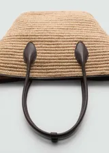 Bolso tipo shopper de fibra natural color beige con doble asa corta de cuero marrón y cierre de imán interior.