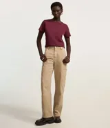 Blusa básica de algodón color tostado, de manga corta con dobladillo y nudo frontal.