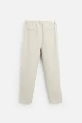 Pantalón de vestir color beige claro, de corte recto y confeccionado en lino.
