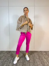 Chaqueta corta color camel con cuello alto, cierre frontal con botones y mangas 3/4 acampanadas.