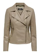 Chaqueta corta color beige de piel sintética con cuello biker y cierre asimétrico. Tiene bolsillos laterales con cremallera, detalle acolchado y forro de poliéster.