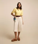 Blusa color amarillo claro, confeccionada en viscolino, con cuello redondo y mangas cortas abullonadas.