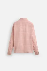 Camisa de manga larga con estampado a cuadros en tonos rosa y blanco.