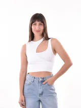 Musculosa corta de punto acanalado color negro, con breteles anchos y corte asimétrico con abertura en el hombro.