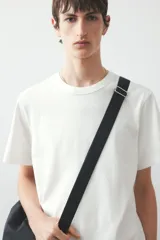 Remera blanca de algodón de peso medio, con cuello redondo ribeteado acanalado y bajo recto.
