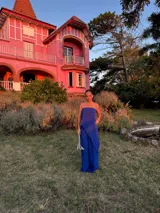 Conjunto de dos piezas color azul eléctrico, compuesto por un top strapless con drapeado asimétrico y un pantalón ancho de tiro alto.