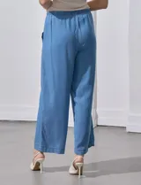 Pantalón capri de lyocell celeste, corte wide leg, con pretina elástica ajustable con lazo y bolsillos delanteros.