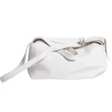 Bolso bandolera blanco de cuero con correa ajustable y cierre superior.