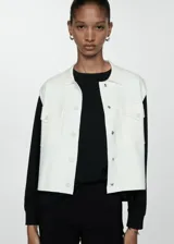 Chaleco blanco de tejido de punto fino con cuello camisero, cierre frontal con botones y dos bolsillos de solapa con botón en la parte delantera.