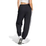 Pantalón deportivo Adidas Essentials French Terry Cuffed 3 Tiras para mujer, color negro con tres tiras blancas a los costados.