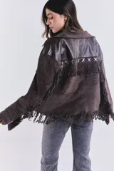 Campera marrón de gamuza con flecos y eco cuero en la parte superior, de corte suelto y con botones.
