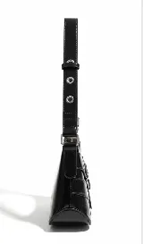 Cartera bandolera negra de cuero sintético con correa ajustable y detalles de hebillas plateadas.