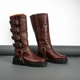 Bota alta de cuero vacuno color negro, con suela de goma artesanal, cierre interno YKK, hebillas ajustables y estribo desmontable.