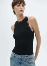 Musculosa negra de punto fino con cuello redondo, tirantes anchos y detalle de ribete en contraste.