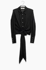 Camisa negra de manga larga con lazo en la cintura y botones nacarados.