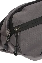 Riñonera gris con detalles en negro, con correa ajustable y varios bolsillos.