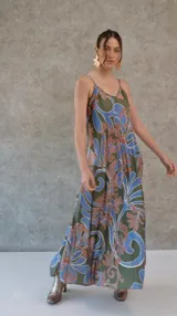 Vestido largo con estampado floral, de tirantes finos y corte suelto.