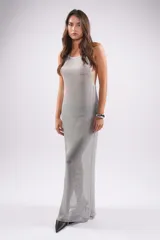 Vestido largo plateado de red metálica, al cuerpo, con escote halter y espalda abierta con breteles finos.