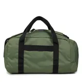 Bolso tipo duffel Jansport Weekender Medium, color verde oliva, con asas de mano y correa de hombro ajustable en color negro. Presenta un bolsillo frontal con cierre y el logo de la marca bordado.