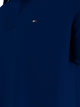 Chomba azul marino de felpa con cuello clásico, corte amplio y logo de Tommy Hilfiger bordado en el pecho.