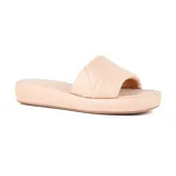 Sandalia de plataforma color beige con tira acolchada superior y plantilla con pespuntes.