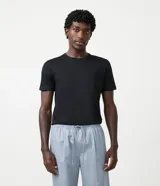 Remera slim de manga corta color salmón, de punto medio, sin estampado y cuello redondo.