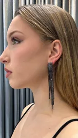 Par de aros largos colgantes con flecos de strass negros.