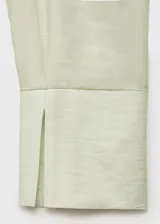 Camisa color verde agua semitransparente con cierre de lazo en la cintura, diseño cruzado, bolsillo de parche en el pecho, cuello camisero y mangas largas.