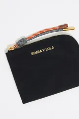 Monedero Bimba y Lola de nylon color rosa, con logo metálico dorado, tirador de cordón multicolor, bolsillo interior doble y cierre con cremallera.