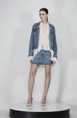Chaqueta de mezclilla con detalles de corazones brillantes y corte clásico, que aporta un toque divertido y romántico.