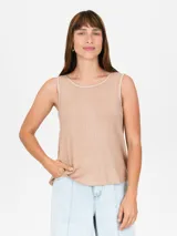 Musculosa color beige de tejido acanalado, con cuello redondo y detalle de ribete con pequeñas cuentas blancas en cuello y sisas.