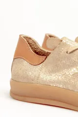 Zapatillas acordonadas de cuero vacuno color borgoña con detalle de gamuza en el talón y suela de goma color caramelo.