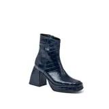 Botas cortas de cuero negro, con cierre lateral, taco de madera forrado en cuero y suela de goma.